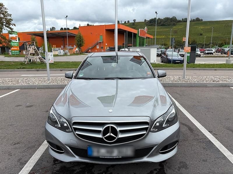 Silber Gebraucht 2013 Mercedes E200 Limousine | 19.900 € - Bild 1/4