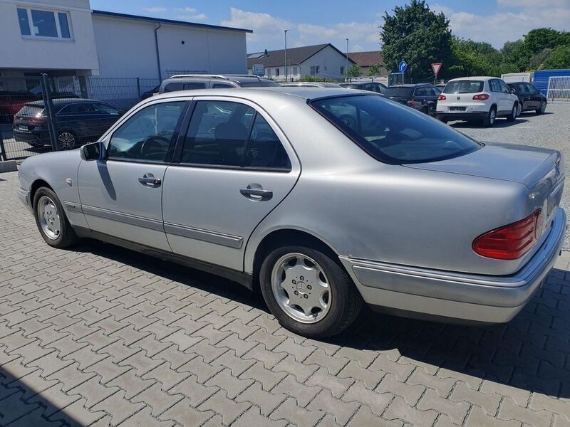 Gebraucht Mercedes E240 170 PS (125 kW) 1997 Silber Limousine