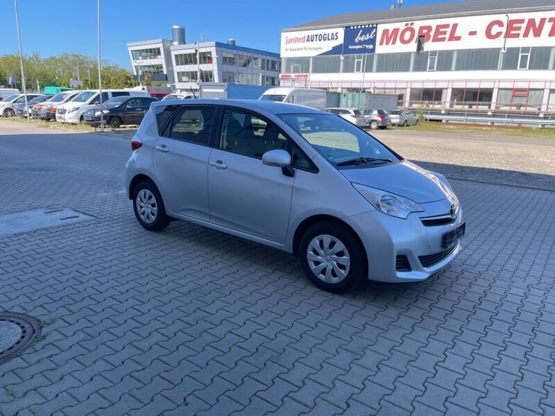Silber Gebraucht 2014 Toyota Verso-S Life Van / Kleinbus | 7.850 € (Etwas zu teuer) - Bild 1/4