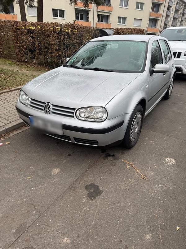 Grau Gebraucht 2001 VW Golf IV Kleinwagen | 2.100 € - Bild 1/4