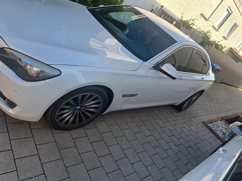 Weiß Gebraucht 2011 BMW 730 Limousine | 14.000 € (Fairer Preis) - Bild 1/4