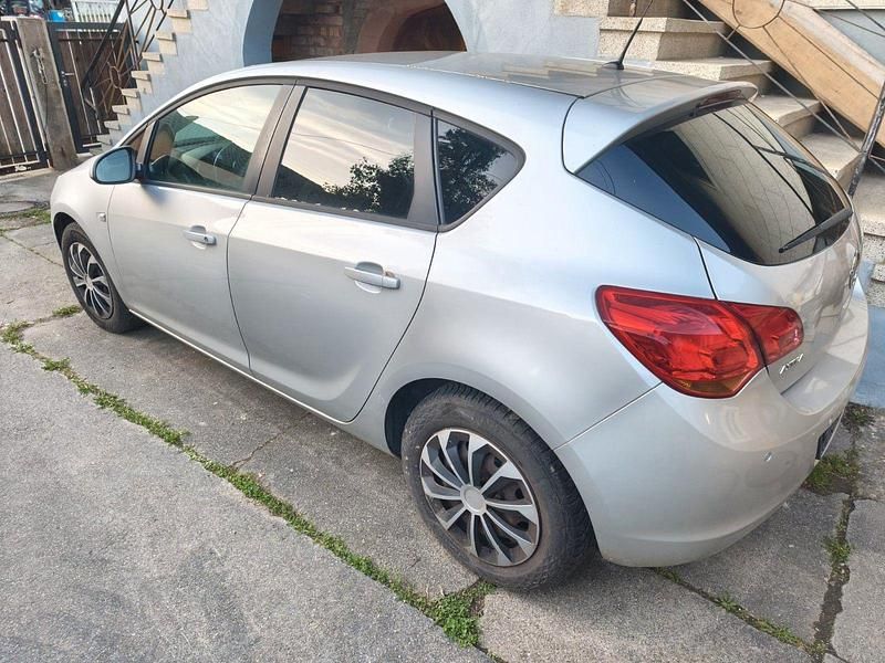 Gebraucht Opel Astra Selection 116 PS (85 kW) 2011 Silber Limousine