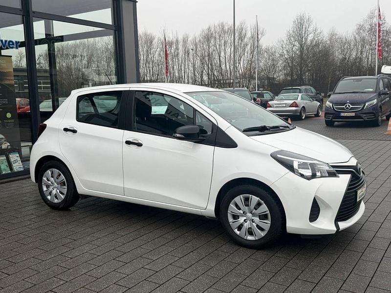 Gebraucht Toyota Yaris Basis 69 PS (50 kW) 2017 Weiß Limousine