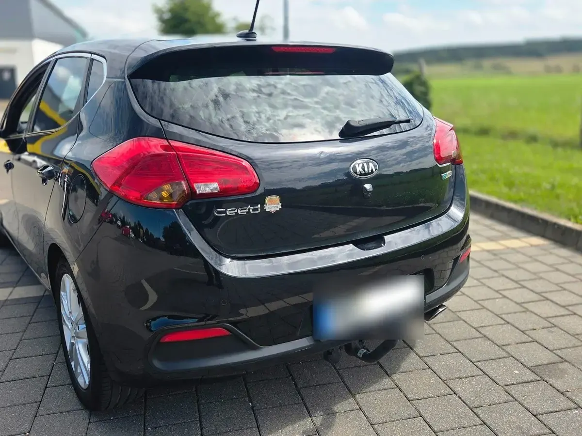 Gebraucht Kia Ceed DREAM-TEAM Edition 128 PS (94 kW) 2015 Schwarz Kleinwagen