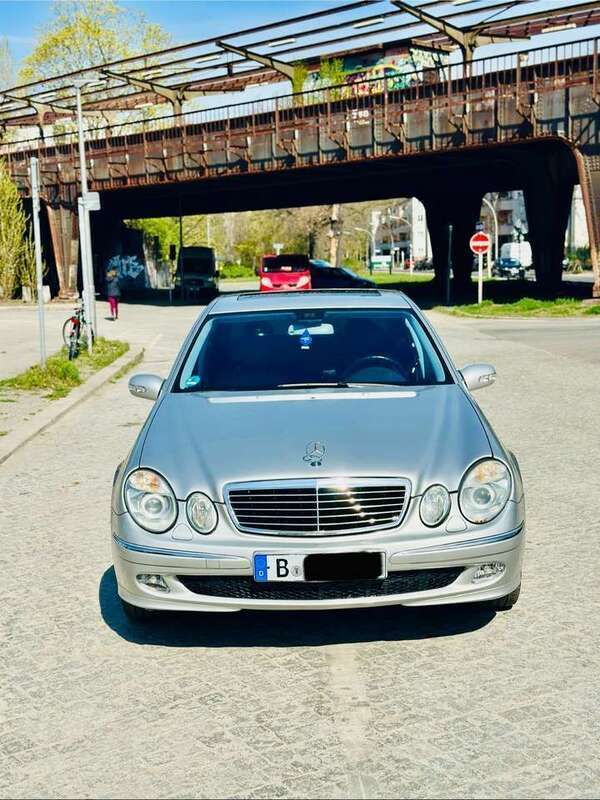 Grau Gebraucht 2002 Mercedes E240 Avantgarde Limousine | 5.700 € (Etwas zu teuer) - Bild 1/4