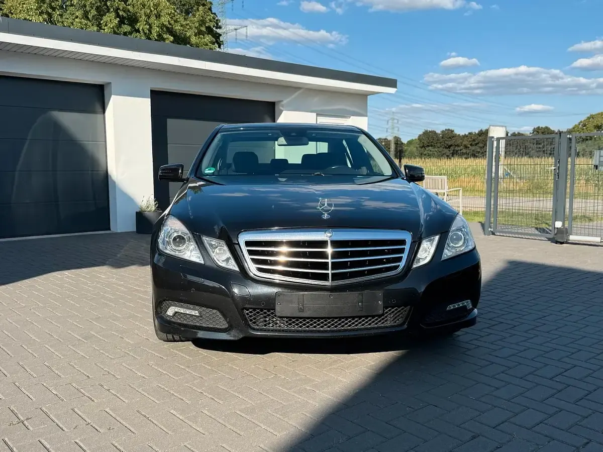 Gebraucht Mercedes E250 Avantgarde 204 PS (150 kW) 2009 Schwarz Limousine