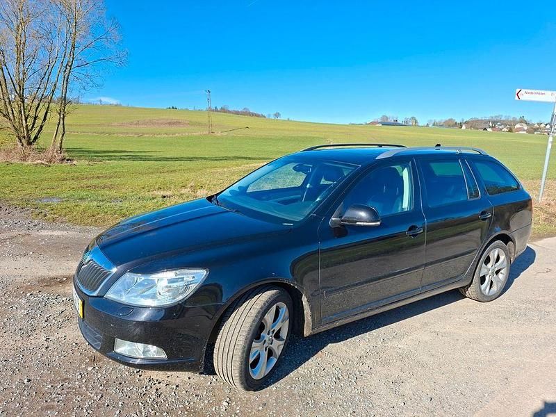 Gebraucht Skoda Octavia Elegance 140 PS (102 kW) 2012 Schwarz Kombi