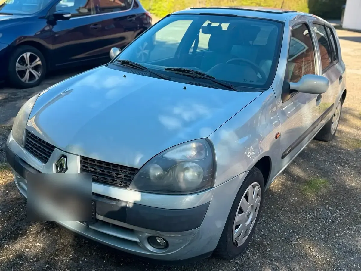Second-hand Renault Clio II 75 CP (55 kW) 2002 Argintiu Hatchback