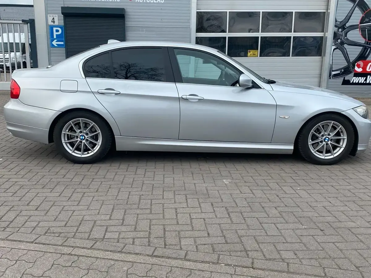 Gebraucht BMW 325 218 PS (160 kW) 2011 Grau Limousine
