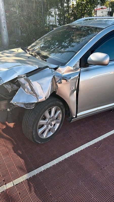 Grau Gebraucht 2025 Toyota Avensis Limousine | 600 € - Bild 1/4