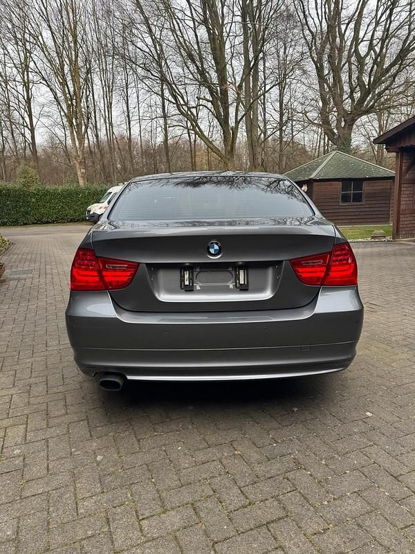Gebraucht BMW 318 143 PS (105 kW) 2010 Grau Limousine