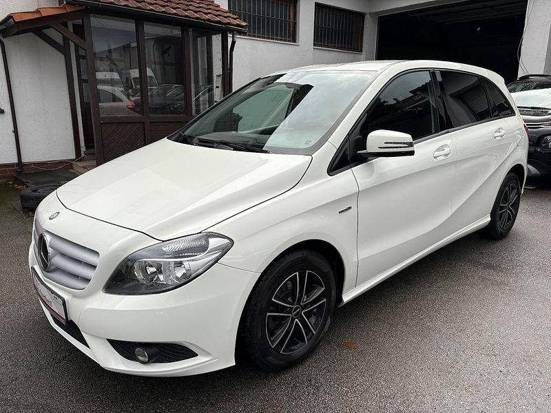 Gebraucht Mercedes B180 122 PS (89 kW) 2013 Weiß Van / Kleinbus