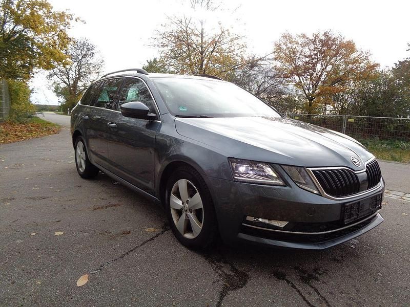Grau Gebraucht 2018 Skoda Octavia Style Kombi | 14.300 € (Fairer Preis) - Bild 1/4