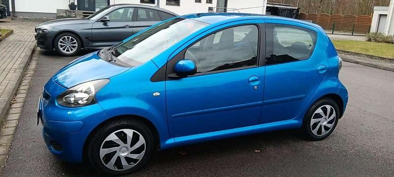 Gebraucht Toyota Aygo 68 PS (50 kW) 2009 Blau Kleinwagen