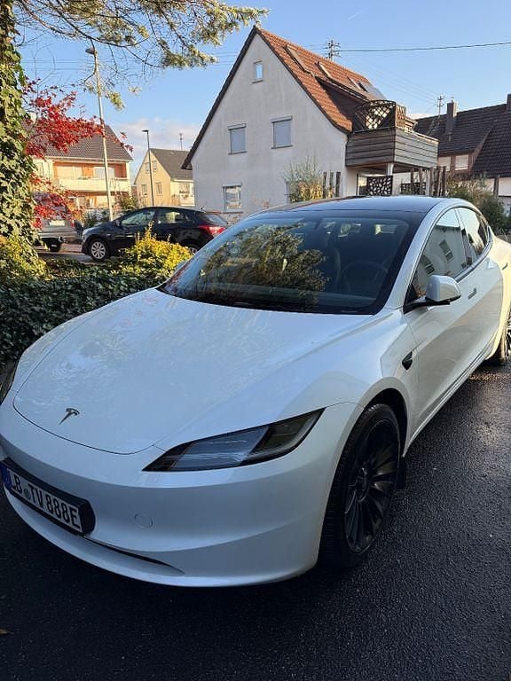 Weiß Gebraucht 2025 Tesla Model 3 Long Range RWD Limousine | 36.900 € (Guter Preis) - Bild 1/4
