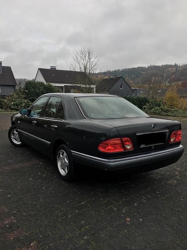 Schwarz Gebraucht 1996 Mercedes E200 Limousine | 2.700 € (Guter Preis) - Bild 1/4