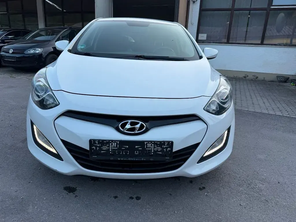 Gebraucht Hyundai i30 Classic 99 PS (72 kW) 2012 Weiß Limousine