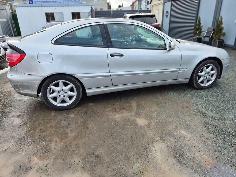 Gebraucht Mercedes C180 129 PS (94 kW) 2001 Silber Coupé