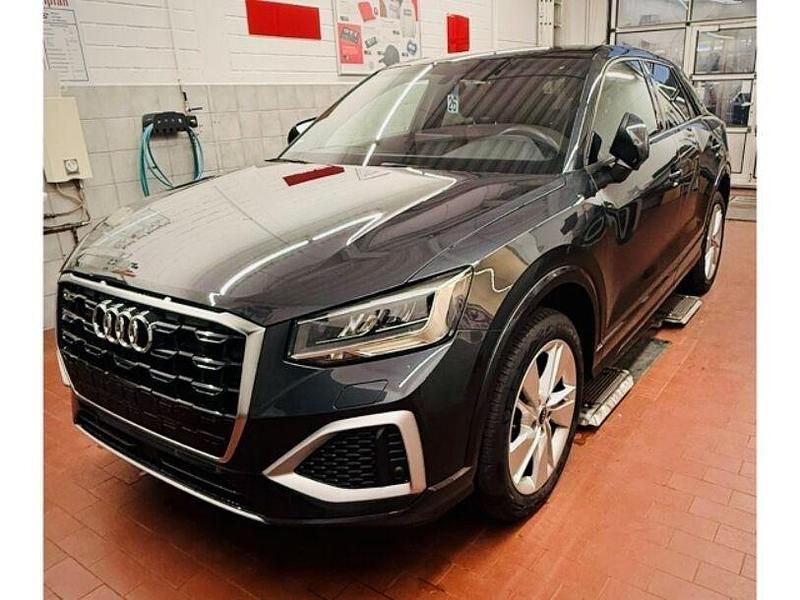 Manhattangrau metallic (metallic) Gebraucht 2021 Audi Q2 Ambiente SUV | 26.900 € (Fairer Preis) - Bild 1/2