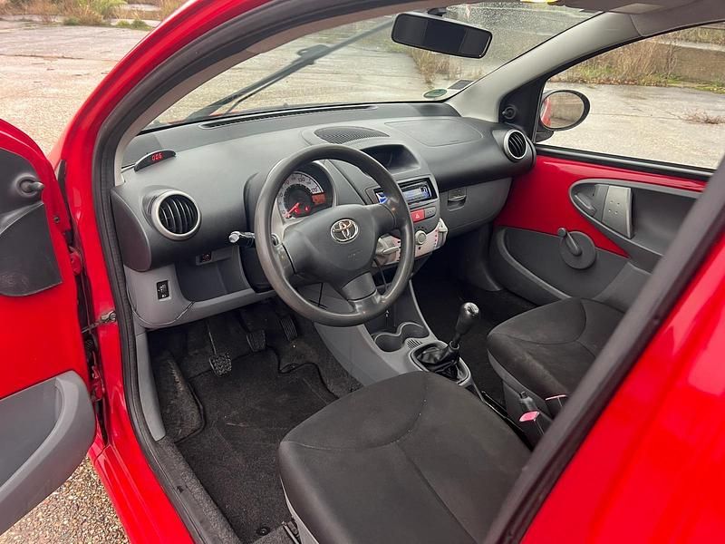 Gebraucht Toyota Aygo 68 PS (50 kW) 2010 Rot Kleinwagen