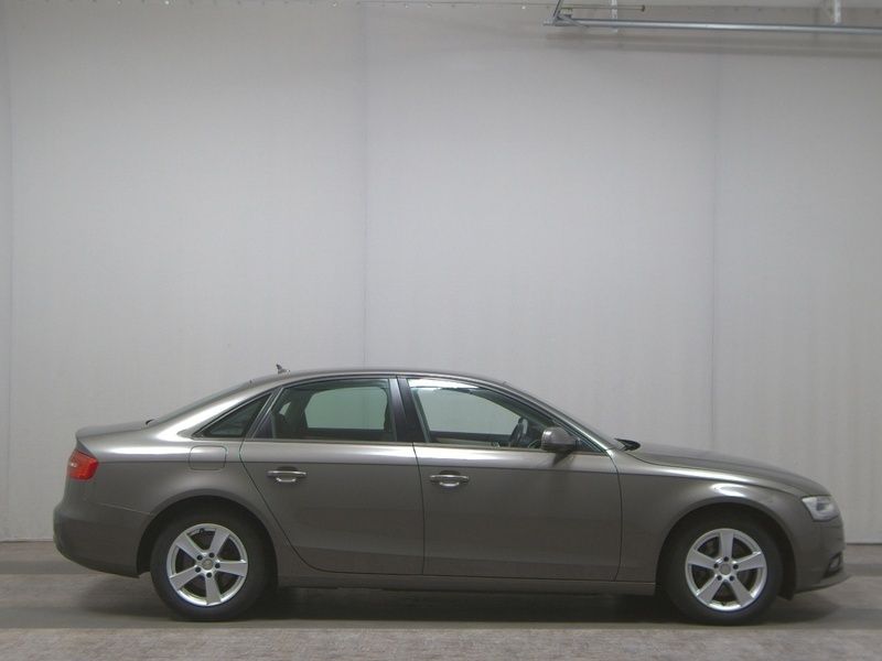 Dakotagrau metallic Gebraucht 2015 Audi A4 Attraction Limousine | 9.350 € (Guter Preis) - Bild 1/4