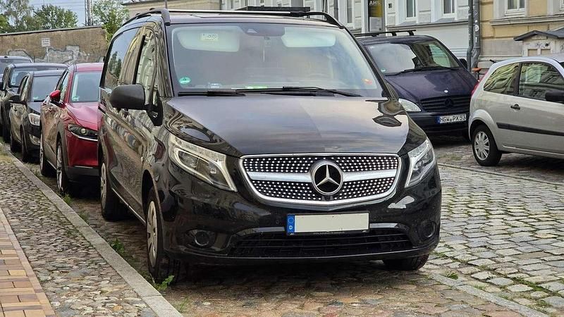 Schwarz Gebraucht 2017 Mercedes Vito Van / Kleinbus | 27.750 € - Bild 1/4