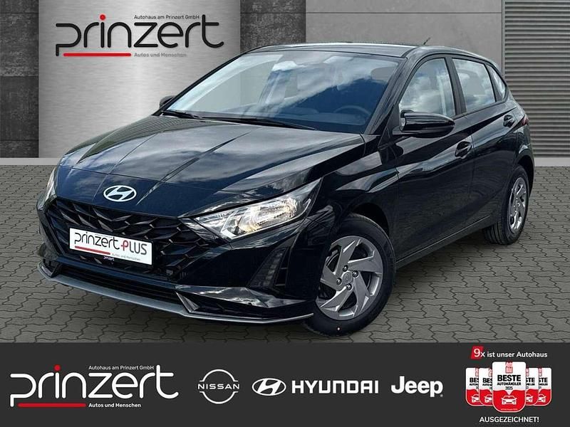 Schwarz (phantom black / met) Neu 2025 Hyundai i20 Select Limousine | 19.620 € (Guter Preis) - Bild 1/4