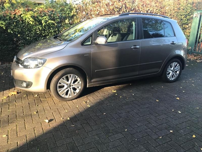 Usado VW Golf VII 105 HP (77 kW) 2013 Castanho Sedan