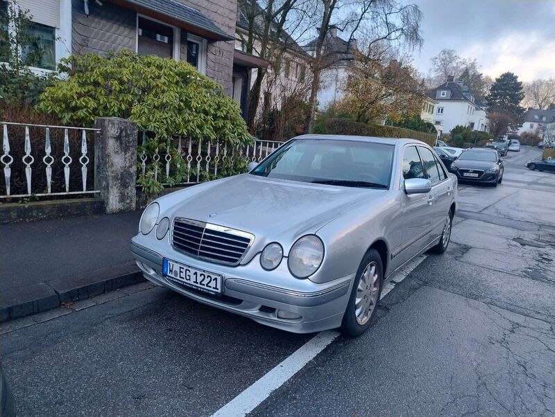 Schwarz Gebraucht 1999 Mercedes E220 Elegance Limousine | 4.750 € (Superpreis) - Bild 1/4