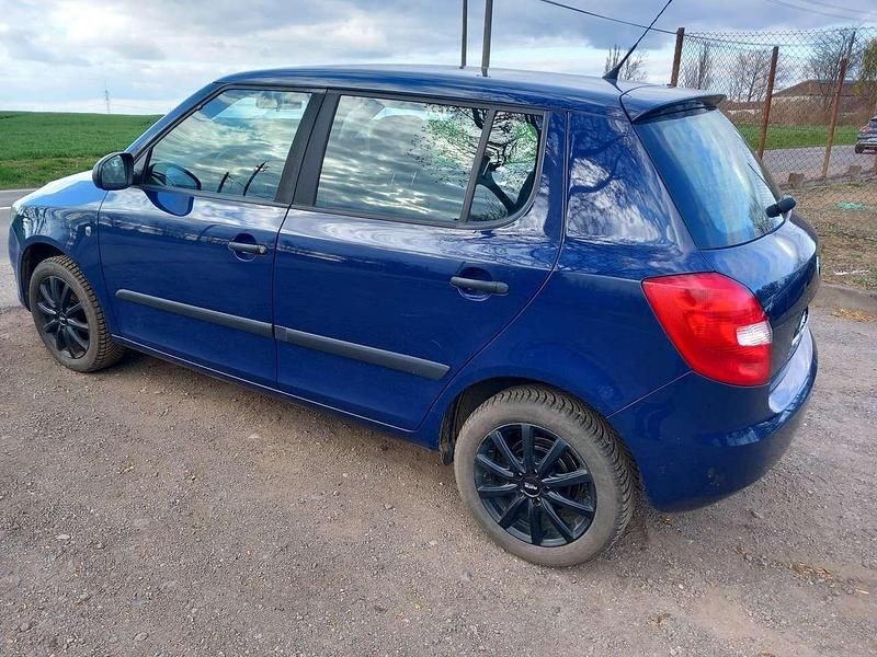 Gebraucht Skoda Fabia 60 PS (44 kW) 2011 Blau Kleinwagen