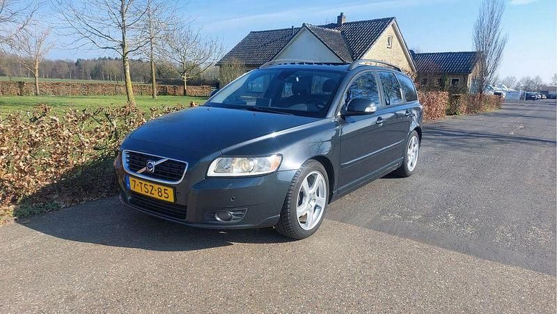 Gebraucht Volvo V50 Summum 109 PS (80 kW) 2010 Blau Kombi