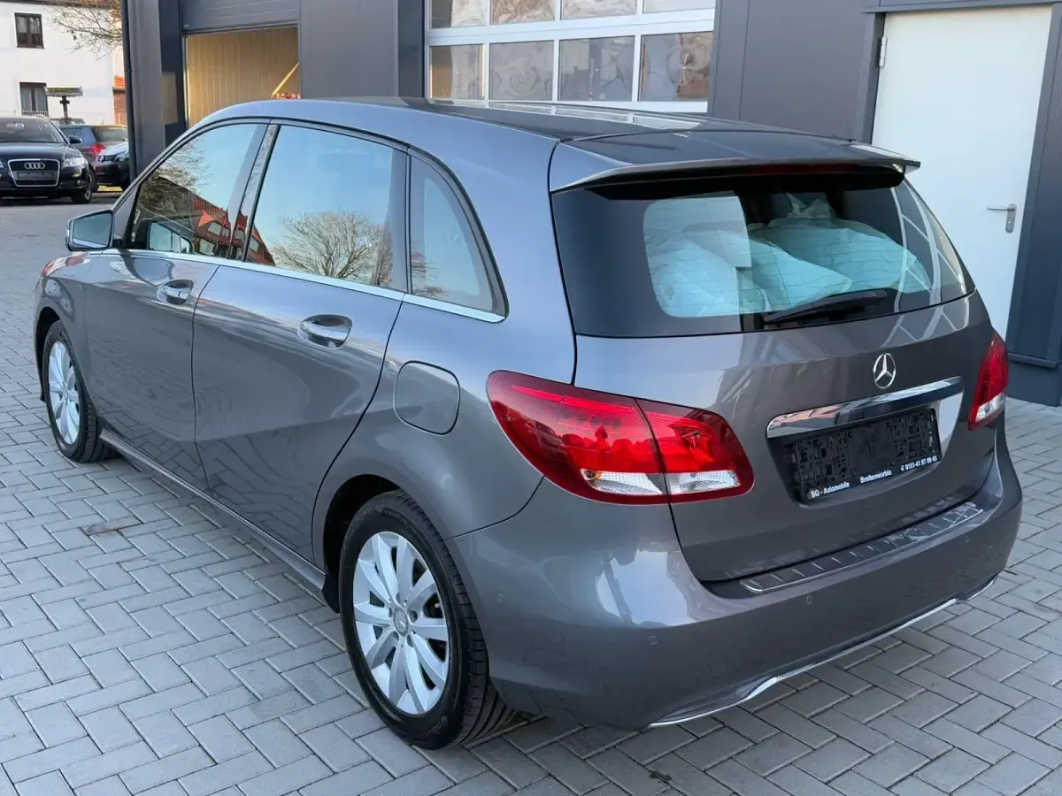 Gebraucht Mercedes B180 122 PS (89 kW) 2016 Grau Kleinwagen