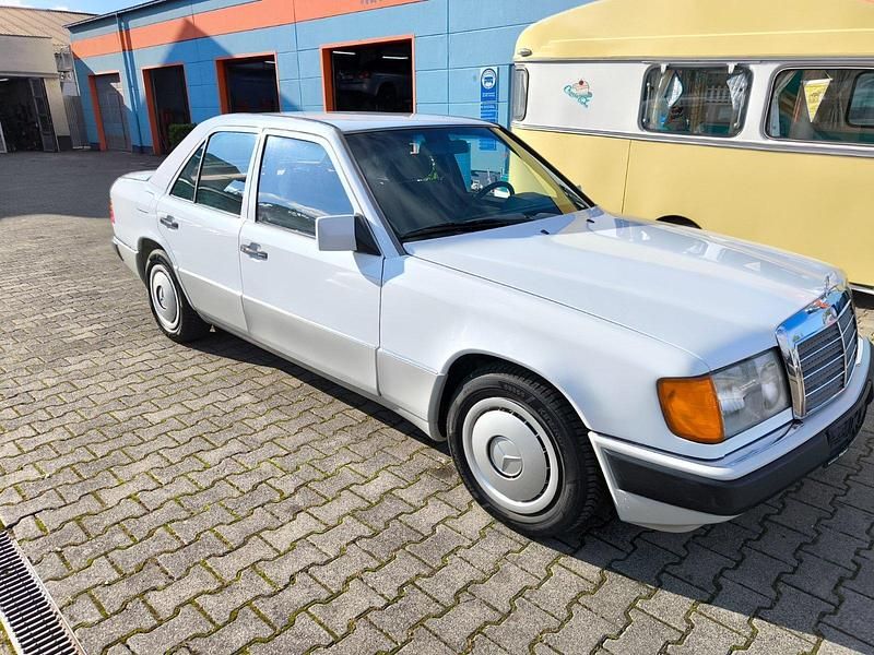 Weiß Gebraucht 1990 Mercedes E250 Limousine | 12.000 € - Bild 1/4