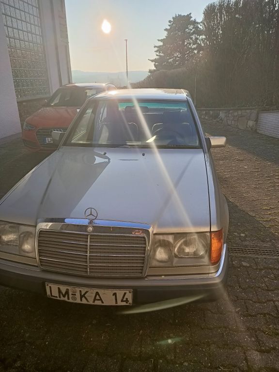 Beige Gebraucht 1990 Mercedes 260 Limousine | 6.500 € - Bild 1/3