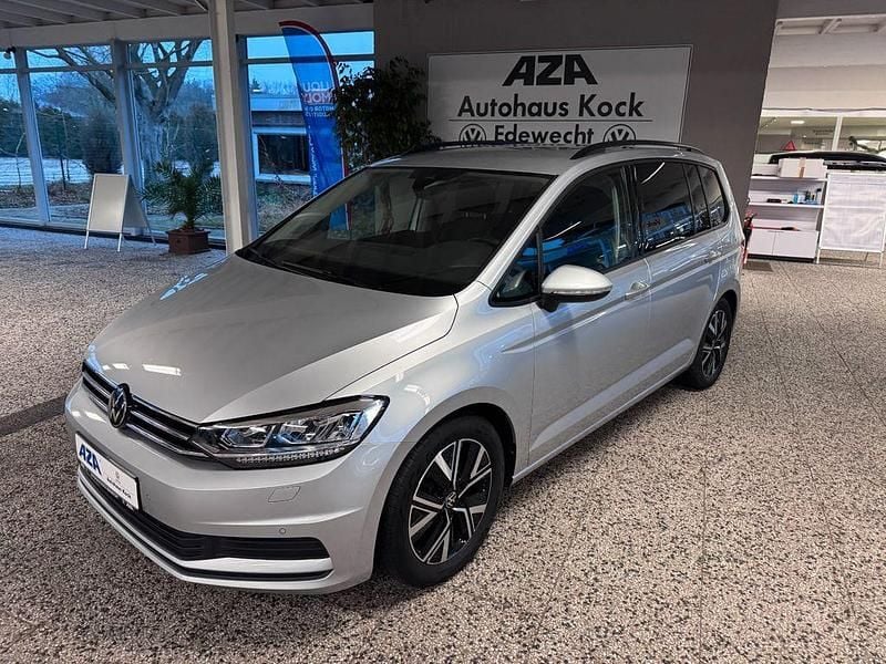 Gebraucht VW Touran Comfortline 122 PS (89 kW) 2023 Silber Van / Kleinbus