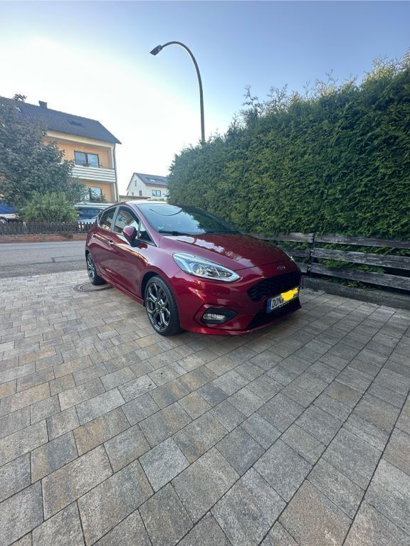 Rot Gebraucht 2018 Ford Fiesta ST-Line Kleinwagen | 13.800 € (Etwas zu teuer) - Bild 1/4