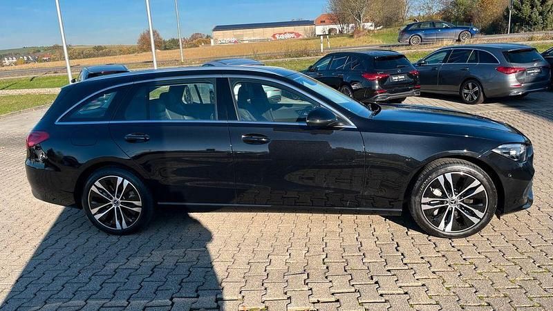 Gebraucht Mercedes C300e Avantgarde 197 PS (144 kW) 2024 Schwarz Limousine