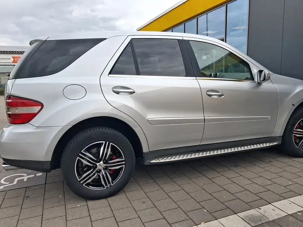 Gebraucht Mercedes ML320 224 PS (164 kW) 2005 Silber SUV