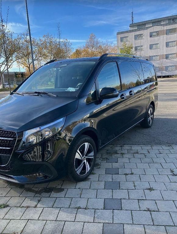 Schwarz Gebraucht 2024 Mercedes V220 Van / Kleinbus | 64.590 € - Bild 1/4