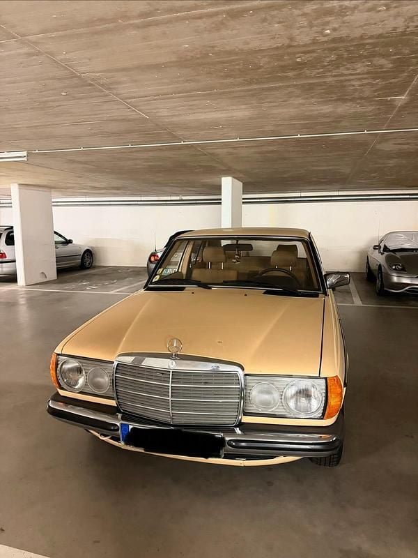 Usata Mercedes 200 108 CV (79 kW) 1982 Beige Berlina