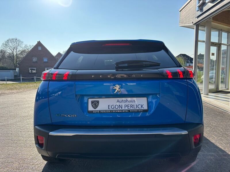 Gebraucht Peugeot e-2008 Allure 100 kW (136 PS) 2022 Blau SUV