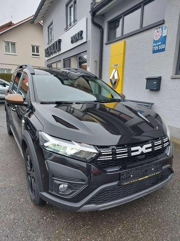 Perlmuttschwarz Gebraucht 2024 Dacia Jogger Extreme Van / Kleinbus | 22.580 € (Etwas zu teuer) - Bild 1/4