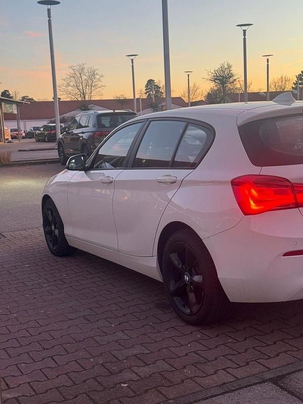 Gebraucht BMW 116 Advantage 116 PS (85 kW) 2015 Weiß Kleinwagen