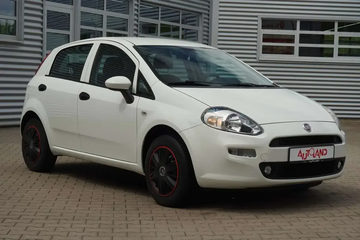 Gebraucht Fiat Punto Young 69 PS (50 kW) 2016 Weiß Kleinwagen