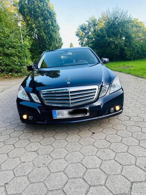 Blau Gebraucht 2011 Mercedes E220 Limousine | 10.490 € (Superpreis) - Bild 1/4