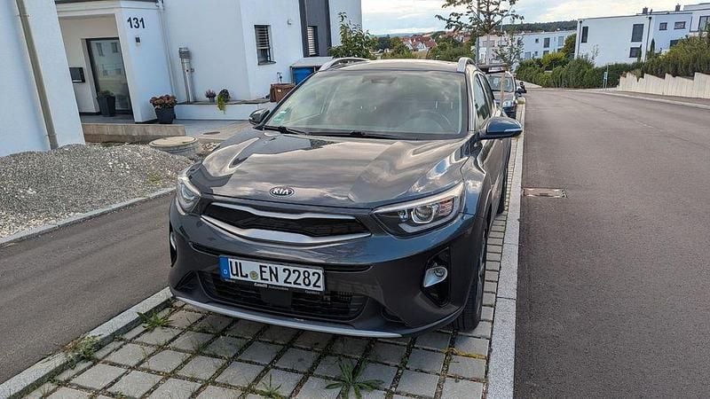 Grau Gebraucht 2017 Kia Stonic Platinum SUV | 13.900 € (Fairer Preis) - Bild 1/4