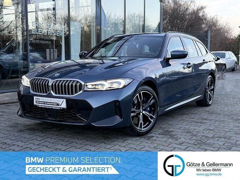 Arctic race blue Gebraucht 2025 BMW 330e M Sport Kombi | 47.770 € (Superpreis) - Bild 1/4