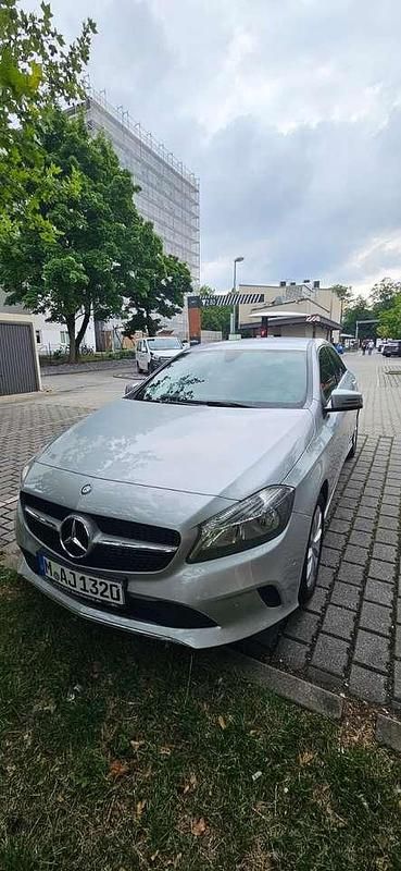 Silber Gebraucht 2016 Mercedes A180 Limousine | 10.999 € (Fairer Preis) - Bild 1/4