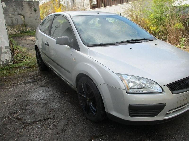 Gebraucht Ford Focus Trend 101 PS (74 kW) 2005 Silber Limousine