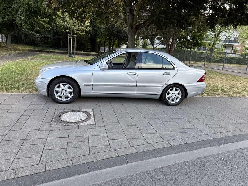 Grau Gebraucht 2002 Mercedes C200 Elegance Limousine | 4.100 € (Fairer Preis) - Bild 1/4